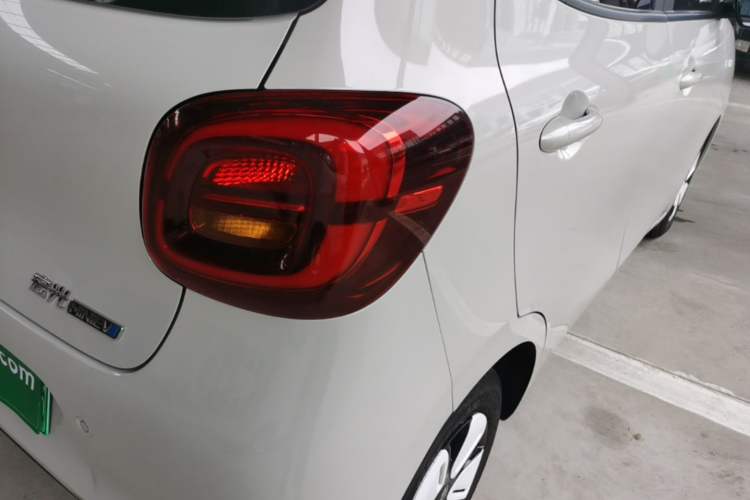 Used Wuling Hongguang MINIEV 2025 Four-Door Version Advanced Edition Right Rear Taillight
