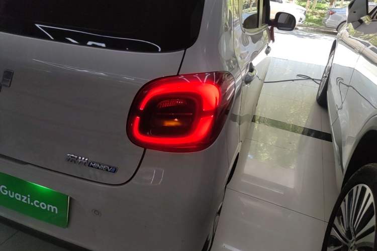 Used Wuling Hongguang MINIEV 2025 Four-Door Version Advanced Edition Right Rear Taillight