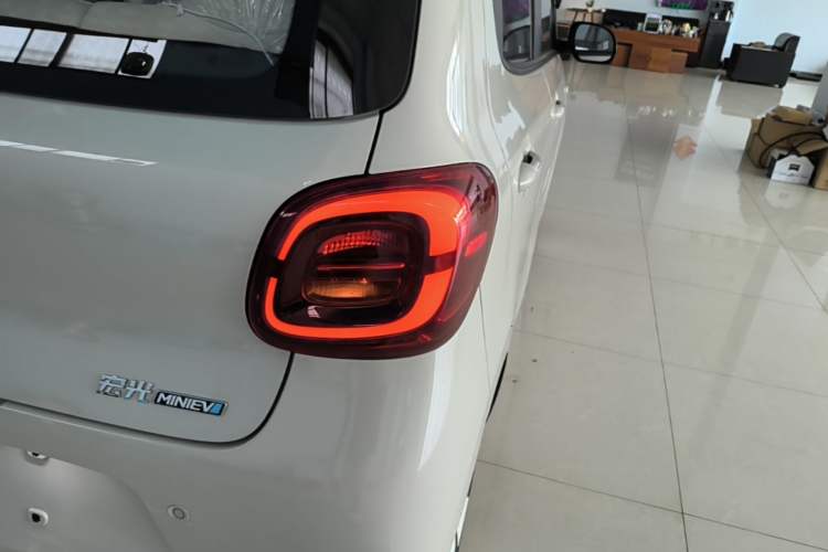 Used Wuling Hongguang MINIEV 2025 Four-Door Version Advanced Edition Right Rear Taillight