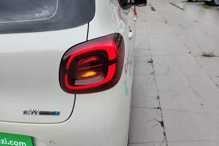 Used Wuling Hongguang MINIEV 2025 Four-Door Version Advanced Edition Right Rear Taillight