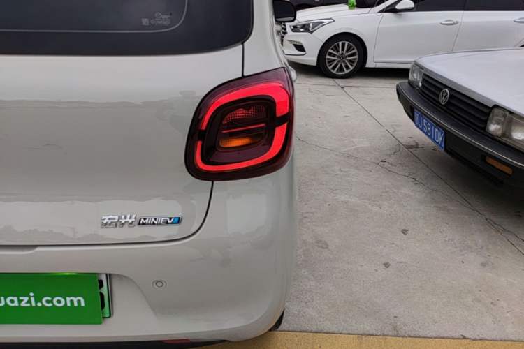 Used Wuling Hongguang MINIEV 2025 Four-Door Version Advanced Edition Right Rear Taillight