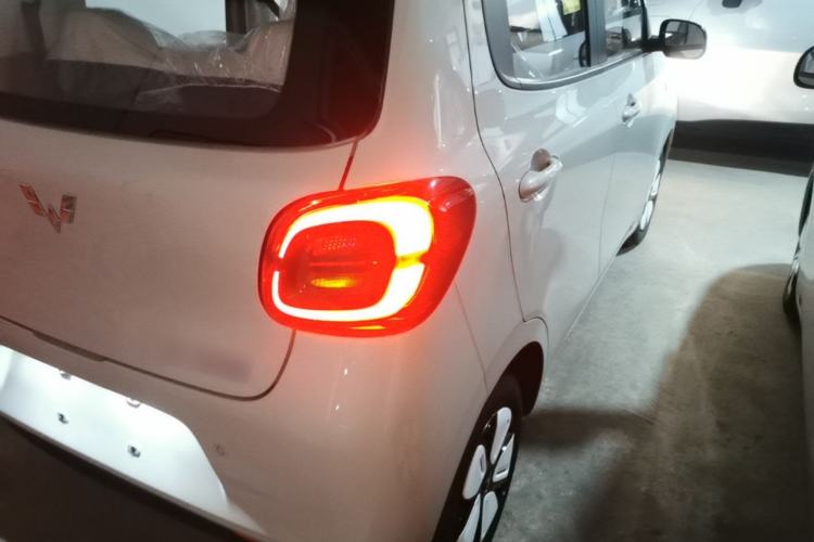 Used Wuling Hongguang MINIEV 2025 Four-Door Version Advanced Edition Right Rear Taillight