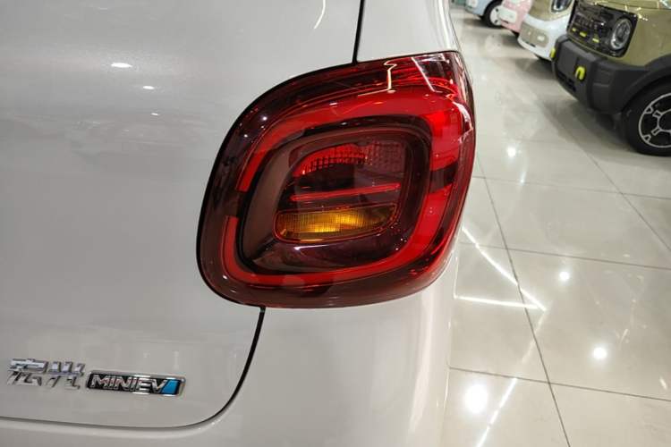 Used Wuling Hongguang MINIEV 2025 Four-Door Version Advanced Edition Right Rear Taillight
