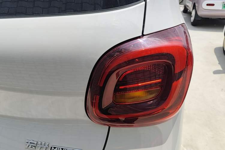 Used Wuling Hongguang MINIEV 2025 Four-Door Version Zhenxiang+ Edition Right Rear Taillight