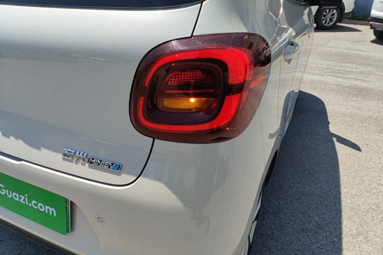 Used Wuling Hongguang MINIEV 2025 Four-Door Version Advanced Edition Right Rear Taillight