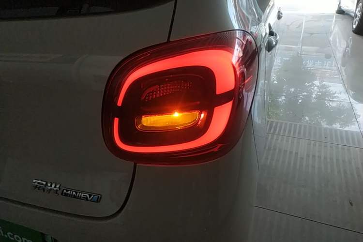 Used Wuling Hongguang MINIEV 2025 Four-Door Version Advanced Edition Right Rear Taillight