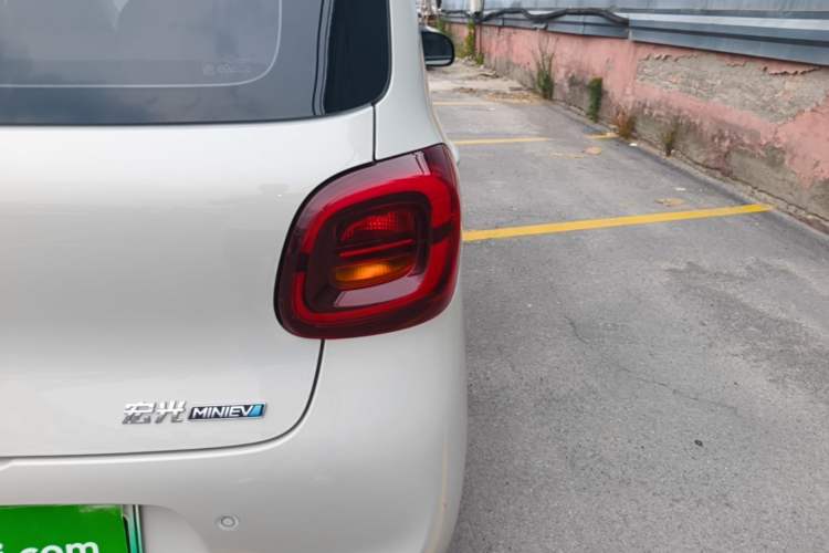 Used Wuling Hongguang MINIEV 2025 Four-Door Version Advanced Edition Right Rear Taillight