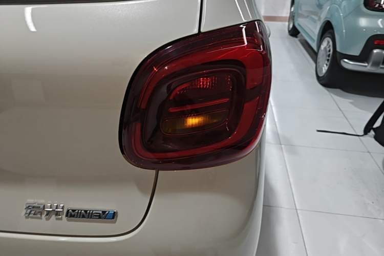 Used Wuling Hongguang MINIEV 2025 Four-Door Version Zhenxiang+ Edition Right Rear Taillight