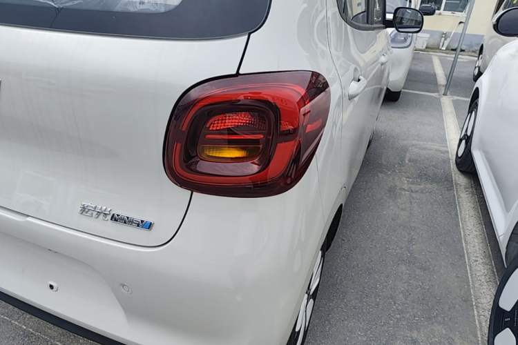Used Wuling Hongguang MINIEV 2025 Four-Door Version Advanced Edition Right Rear Taillight