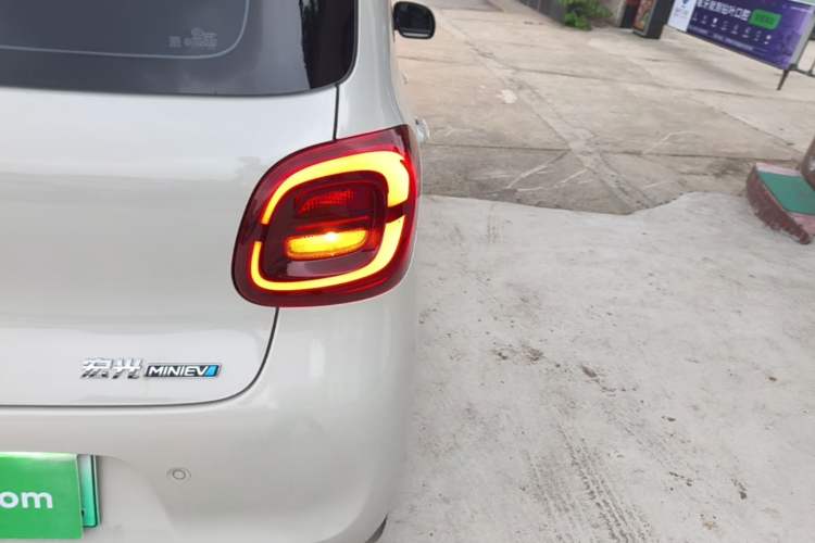 Used Wuling Hongguang MINIEV 2025 Four-Door Version Advanced Edition Right Rear Taillight
