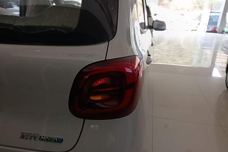 Used Wuling Hongguang MINIEV 2025 Four-Door Version Advanced Edition Right Rear Taillight
