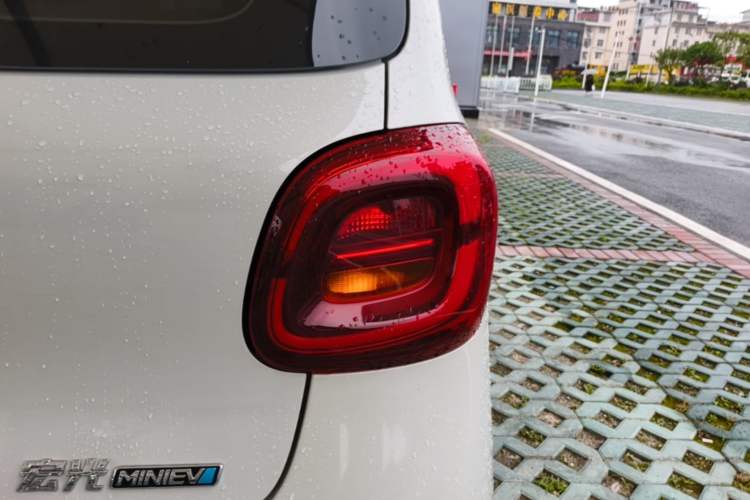 Used Wuling Hongguang MINIEV 2025 Four-Door Version Zhenxiang+ Edition Right Rear Taillight