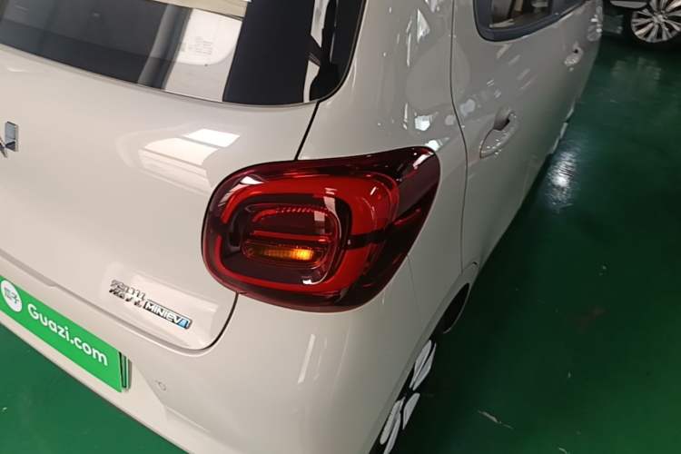 Used Wuling Hongguang MINIEV 2025 Four-Door Version Advanced Edition Right Rear Taillight