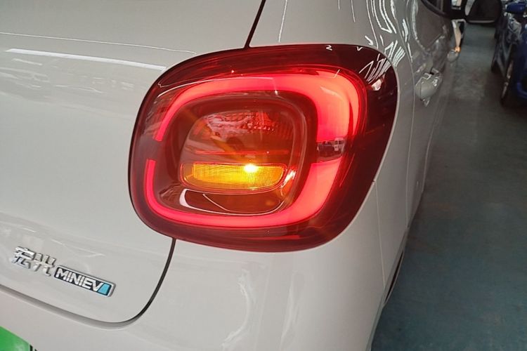 Used Wuling Hongguang MINIEV 2025 Four-Door Version Advanced Edition Right Rear Taillight