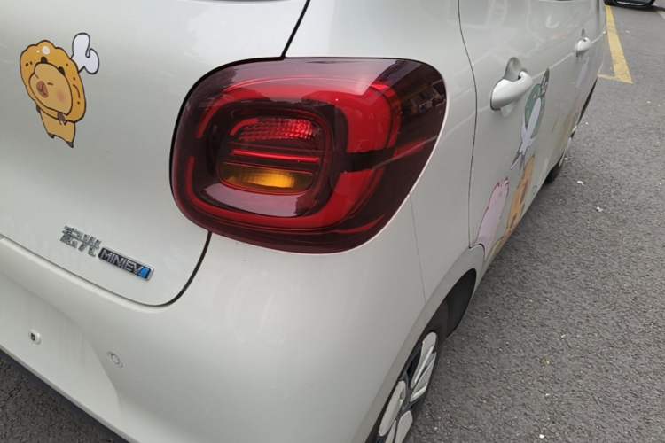 Used Wuling Hongguang MINIEV 2025 Four-Door Version Premium Edition Right Rear Taillight