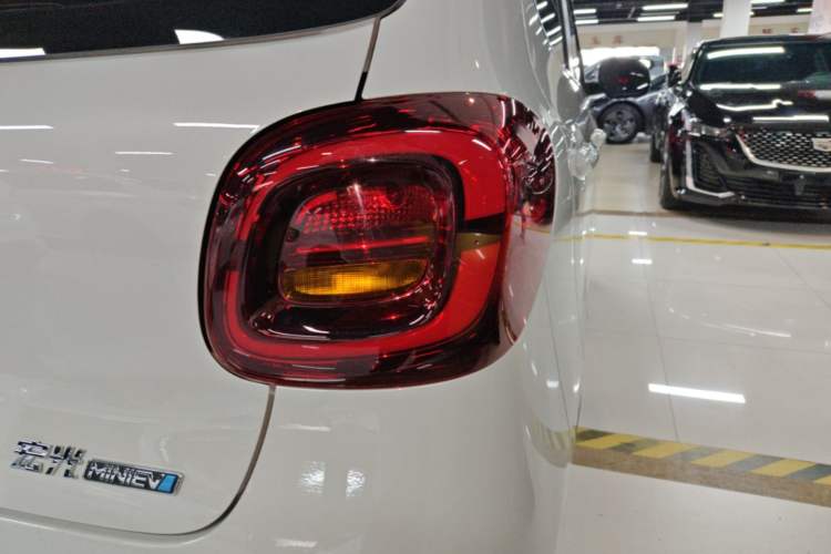 Used Wuling Hongguang MINIEV 2025 Four-Door Version Advanced Edition Right Rear Taillight