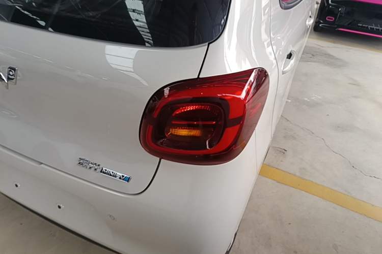 Used Wuling Hongguang MINIEV 2025 Four-Door Version Advanced Edition Right Rear Taillight