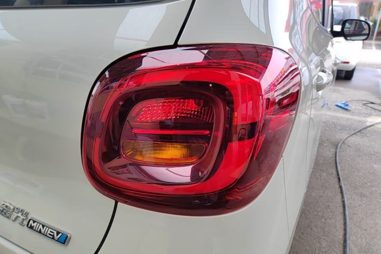 Used Wuling Hongguang MINIEV 2025 Four-Door Version Advanced Edition Right Rear Taillight