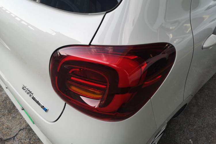 Used Wuling Hongguang MINIEV 2025 Four-Door Version Advanced Edition Right Rear Taillight