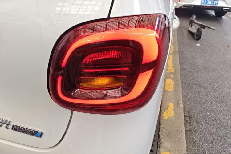 Used Wuling Hongguang MINIEV 2025 Four-Door Version Advanced Edition Right Rear Taillight