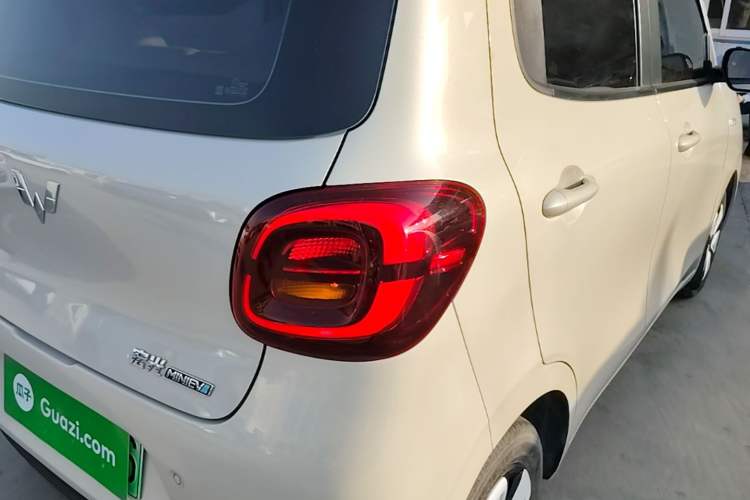 Used Wuling Hongguang MINIEV 2025 Four-Door Version Advanced Edition Right Rear Taillight