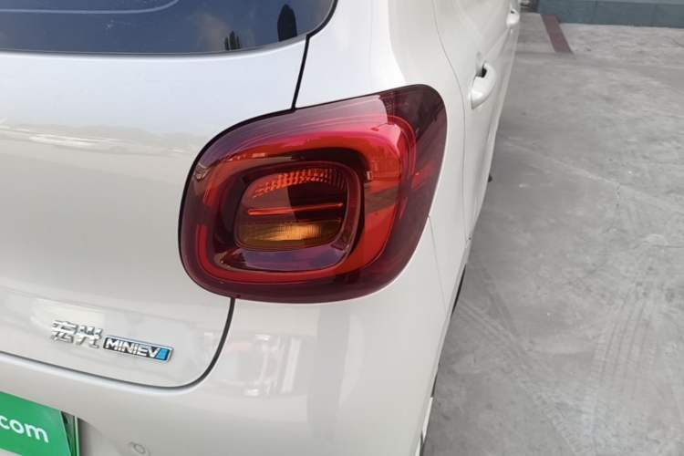 Used Wuling Hongguang MINIEV 2025 Four-Door Version Advanced Edition Right Rear Taillight