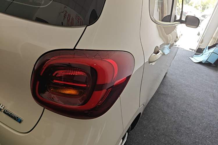 Used Wuling Hongguang MINIEV 2025 Four-Door Version Advanced Edition Right Rear Taillight