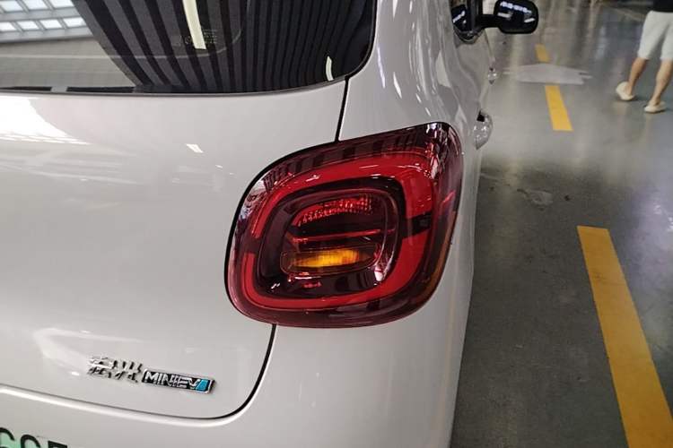 Used Wuling Hongguang MINIEV 2025 Four-Door Version Advanced Edition Right Rear Taillight