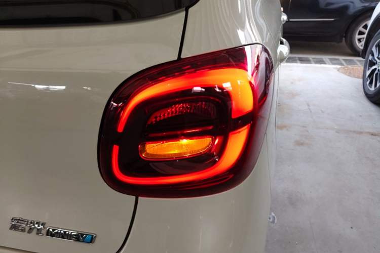 Used Wuling Hongguang MINIEV 2025 Four-Door Version Advanced Edition Right Rear Taillight