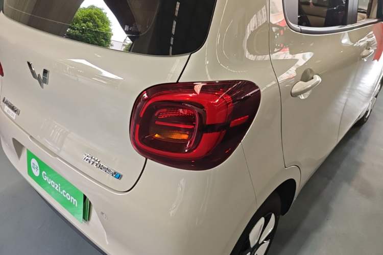 Used Wuling Hongguang MINIEV 2025 Four-Door Version Advanced Edition Right Rear Taillight