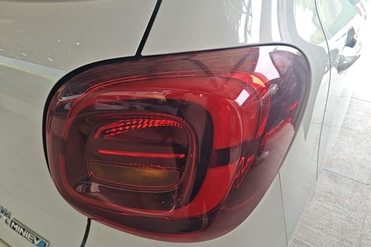 Used Wuling Hongguang MINIEV 2025 Four-Door Version Advanced Edition Right Rear Taillight