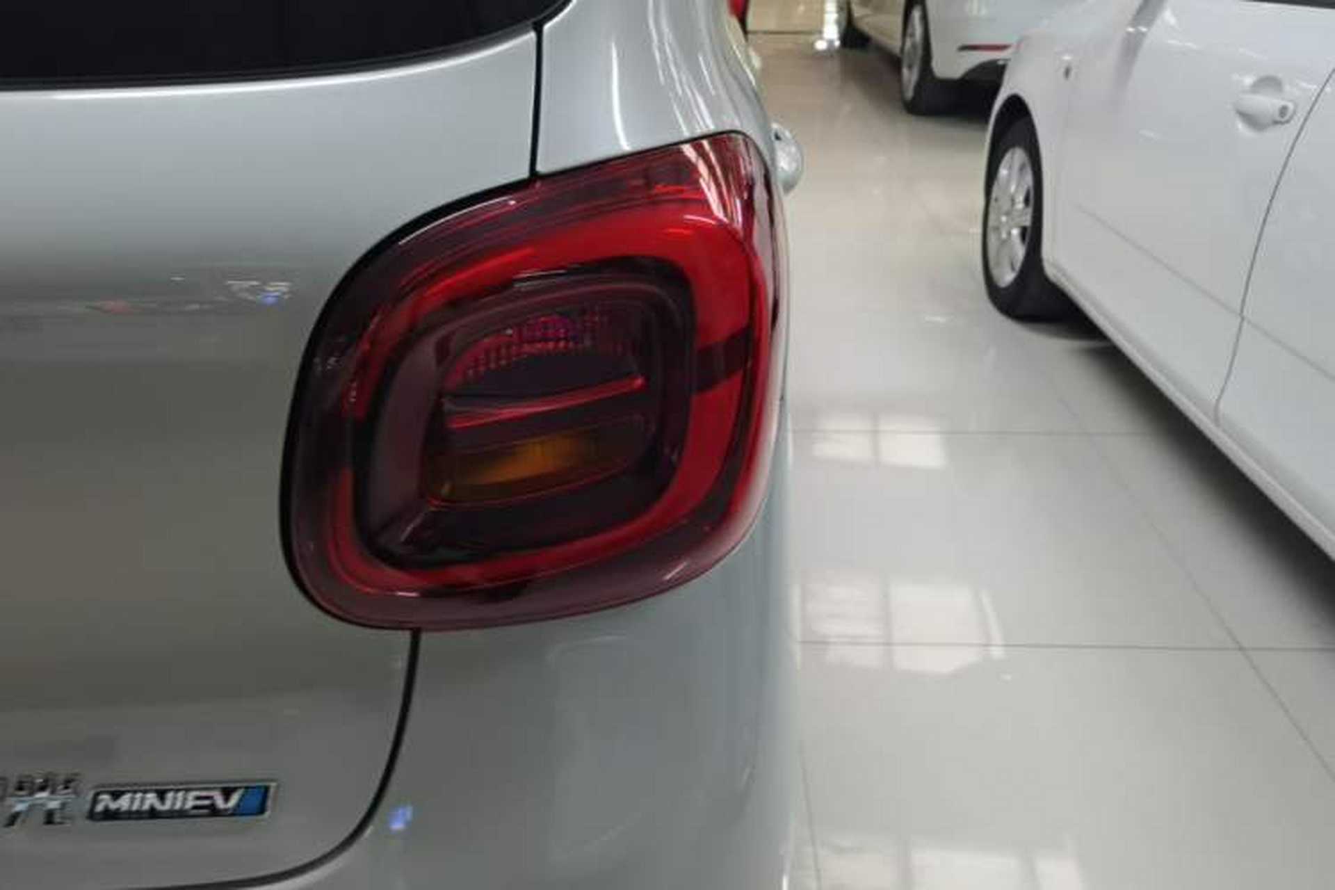 Used Wuling Hongguang MINIEV 2025 Four-Door Version Advanced Edition Right Rear Taillight