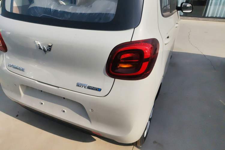 Used Wuling Hongguang MINIEV 2025 Four-Door Version Advanced Edition Right Rear Taillight