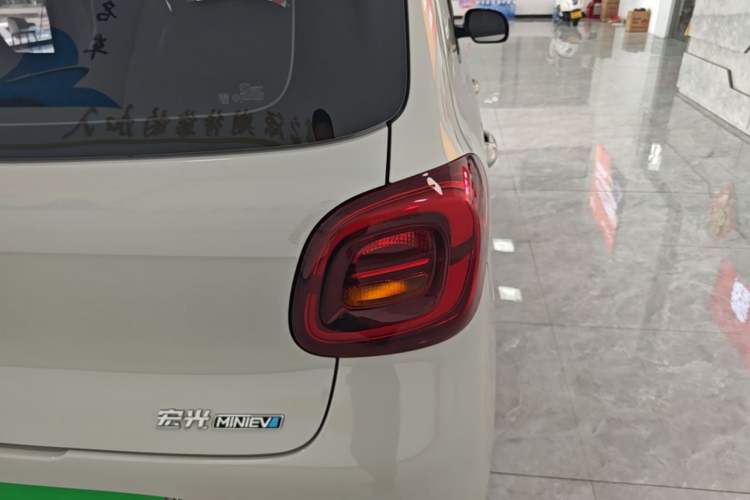 Used Wuling Hongguang MINIEV 2025 Four-Door Version Advanced Edition Right Rear Taillight