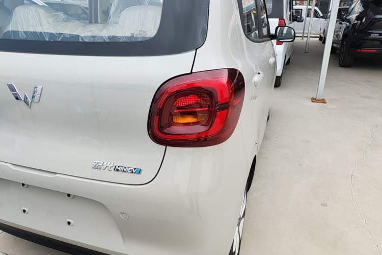 Used Wuling Hongguang MINIEV 2025 Four-Door Version Advanced Edition Right Rear Taillight