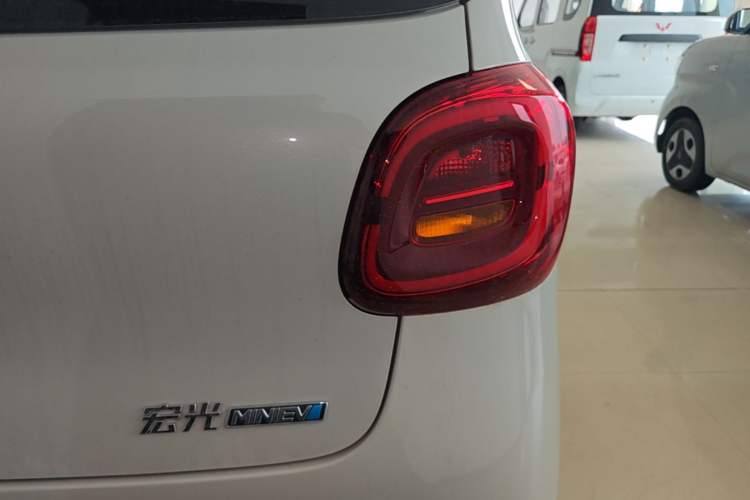 Used Wuling Hongguang MINIEV 2025 Four-Door Version Advanced Edition Right Rear Taillight