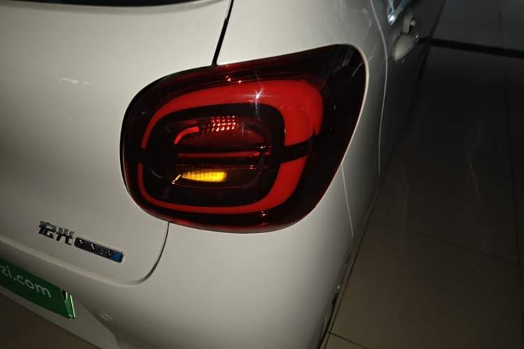 Used Wuling Hongguang MINIEV 2025 Four-Door Version Advanced Edition Right Rear Taillight