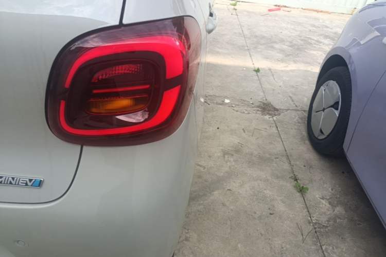 Used Wuling Hongguang MINIEV 2025 Four-Door Version Advanced Edition Right Rear Taillight