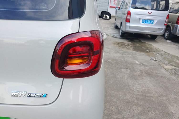 Used Wuling Hongguang MINIEV 2025 Four-Door Version Advanced Edition Right Rear Taillight