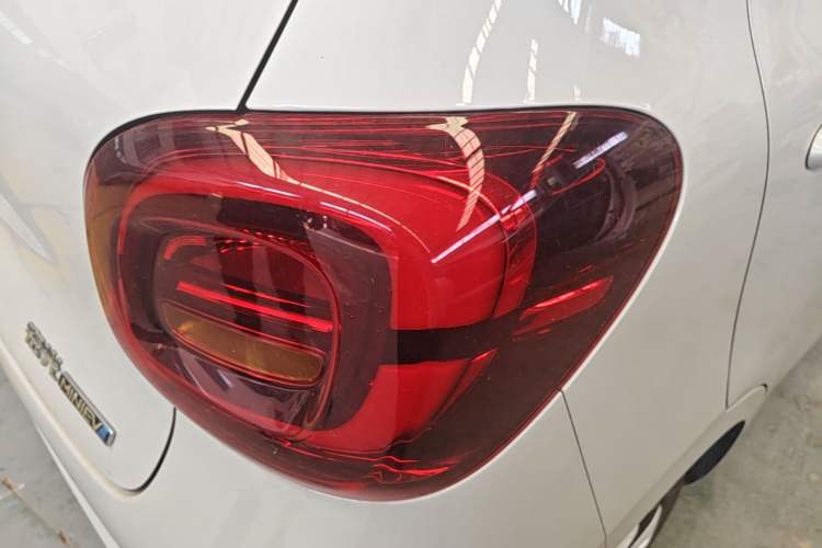 Used Wuling Hongguang MINIEV 2025 Four-Door Version Advanced Edition Right Rear Taillight