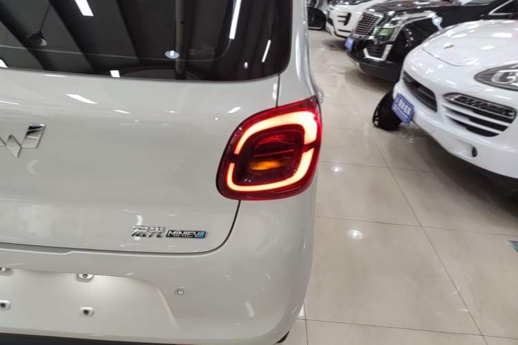 Used Wuling Hongguang MINIEV 2025 Four-Door Version Advanced Edition Right Rear Taillight