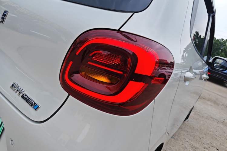 Used Wuling Hongguang MINIEV 2025 Four-Door Version Advanced Edition Right Rear Taillight