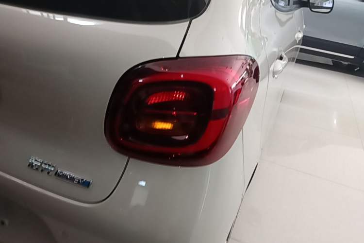 Used Wuling Hongguang MINIEV 2025 Four-Door Version Advanced Edition Right Rear Taillight