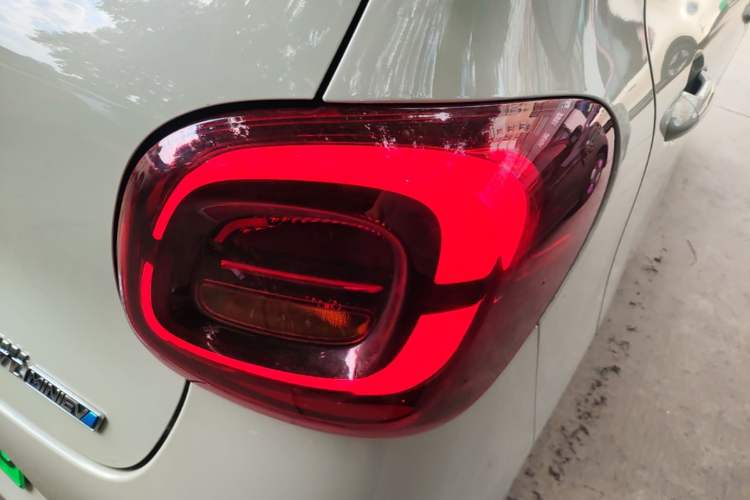 Used Wuling Hongguang MINIEV 2025 Four-Door Version Advanced Edition Right Rear Taillight