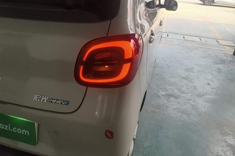 Used Wuling Hongguang MINIEV 2025 Four-Door Version Advanced Edition Right Rear Taillight