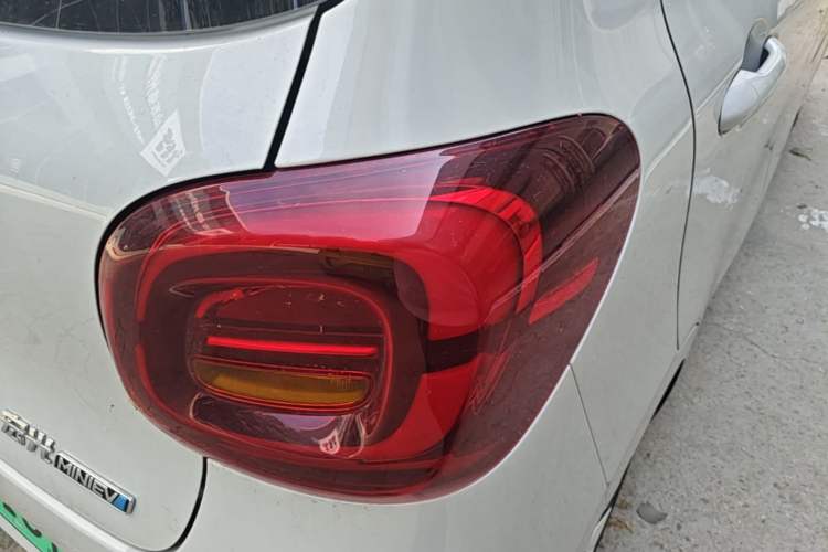 Used Wuling Hongguang MINIEV 2025 Four-Door Version Advanced Edition Right Rear Taillight