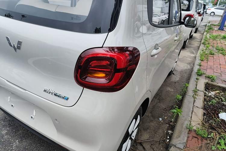 Used Wuling Hongguang MINIEV 2025 Four-Door Version Advanced Edition Right Rear Taillight
