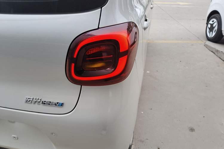 Used Wuling Hongguang MINIEV 2025 Four-Door Version Advanced Edition Right Rear Taillight