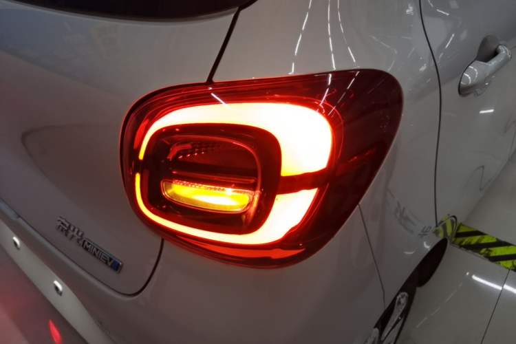 Used Wuling Hongguang MINIEV 2025 Four-Door Version Advanced Edition Right Rear Taillight