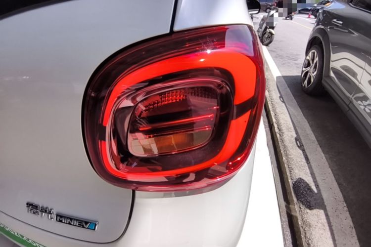 Used Wuling Hongguang MINIEV 2025 Four-Door Version Advanced Edition Right Rear Taillight
